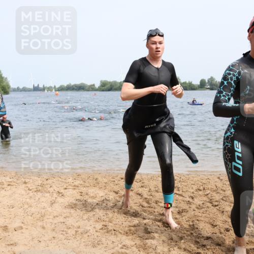 15.06.2025 - 27. Vierlanden-Triathlon Lena Gebhardt http://msf.ph/oto/8034273 15.06.2025 11:19:25 Schwimmen 875, 878, 895, 901, 923 meine-sportfotos.de