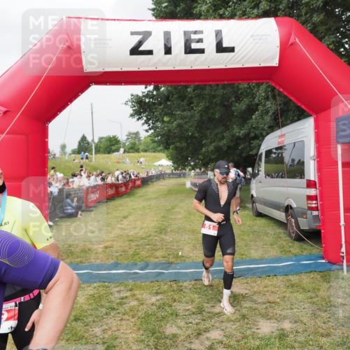 21.06.2025 - 27. Vierlanden-Triathlon MichiJ http://msf.ph/oto/8034276 15.06.2026 12:57:30 Ziel 5, 51, 99 meine-sportfotos.de