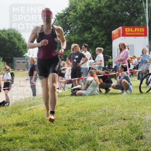 15.06.2025 - 27. Vierlanden-Triathlon KatJ http://msf.ph/oto/8034280 15.06.2025 11:17:43 Schwimmen 849, 973 meine-sportfotos.de