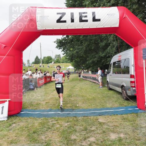 21.06.2025 - 27. Vierlanden-Triathlon MichiJ http://msf.ph/oto/8034286 15.06.2026 12:57:49 Ziel 75, 713 meine-sportfotos.de