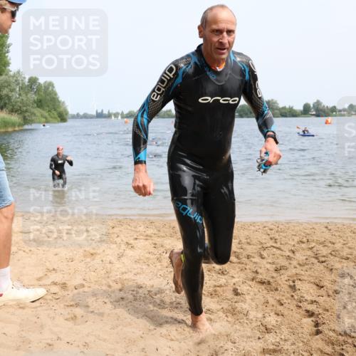 15.06.2025 - 27. Vierlanden-Triathlon Lena Gebhardt http://msf.ph/oto/8034293 15.06.2025 11:19:28 Schwimmen 875, 878, 895, 901, 923 meine-sportfotos.de