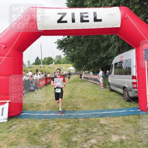 21.06.2025 - 27. Vierlanden-Triathlon MichiJ http://msf.ph/oto/8034294 15.06.2026 12:57:49 Ziel 75, 713 meine-sportfotos.de