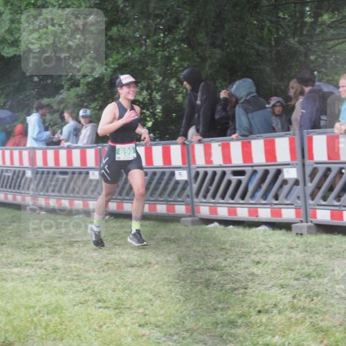 21.06.2025 - 27. Vierlanden-Triathlon KatJ http://msf.ph/oto/8034295 15.06.2025 13:48:00 Ziel 898 meine-sportfotos.de