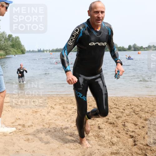 15.06.2025 - 27. Vierlanden-Triathlon Lena Gebhardt http://msf.ph/oto/8034298 15.06.2025 11:19:28 Schwimmen 875, 878, 895, 901, 923 meine-sportfotos.de