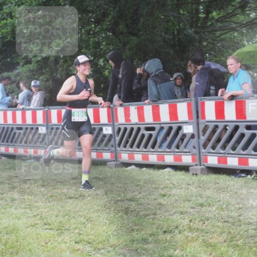 21.06.2025 - 27. Vierlanden-Triathlon KatJ http://msf.ph/oto/8034300 15.06.2025 13:48:01 Ziel 898 meine-sportfotos.de
