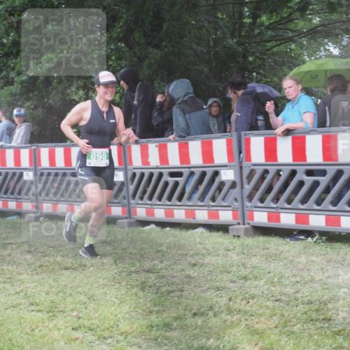 21.06.2025 - 27. Vierlanden-Triathlon KatJ http://msf.ph/oto/8034304 15.06.2025 13:48:01 Ziel 898 meine-sportfotos.de