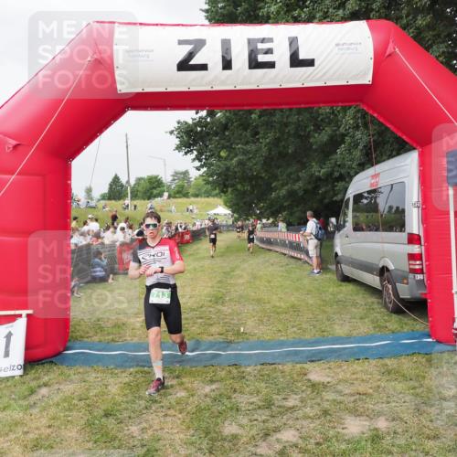 21.06.2025 - 27. Vierlanden-Triathlon MichiJ http://msf.ph/oto/8034310 15.06.2026 12:57:49 Ziel 75, 713 meine-sportfotos.de