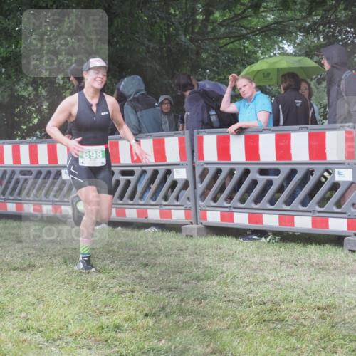 21.06.2025 - 27. Vierlanden-Triathlon KatJ http://msf.ph/oto/8034314 15.06.2025 13:48:01 Ziel 898 meine-sportfotos.de