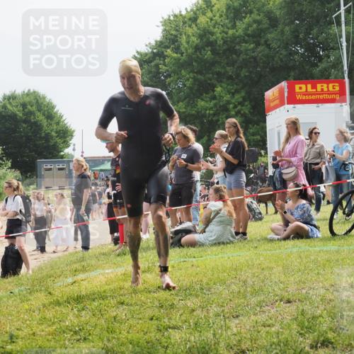 15.06.2025 - 27. Vierlanden-Triathlon KatJ http://msf.ph/oto/8034316 15.06.2025 11:18:13 Schwimmen 834 meine-sportfotos.de