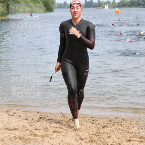 15.06.2025 - 27. Vierlanden-Triathlon Lena Gebhardt http://msf.ph/oto/8034317 15.06.2025 11:19:32 Schwimmen 875, 878, 895, 923 meine-sportfotos.de