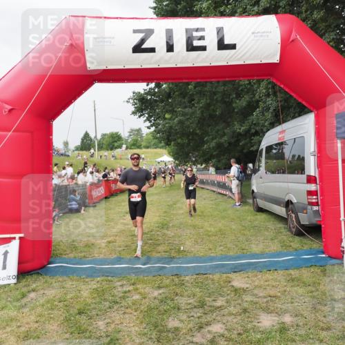 21.06.2025 - 27. Vierlanden-Triathlon MichiJ http://msf.ph/oto/8034321 15.06.2026 12:57:53 Ziel 75, 713, 976 meine-sportfotos.de
