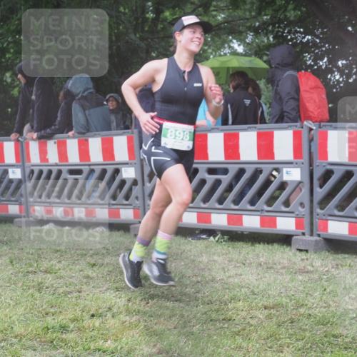 21.06.2025 - 27. Vierlanden-Triathlon KatJ http://msf.ph/oto/8034331 15.06.2025 13:48:01 Ziel 898 meine-sportfotos.de