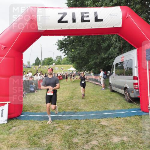 21.06.2025 - 27. Vierlanden-Triathlon MichiJ http://msf.ph/oto/8034340 15.06.2026 12:57:54 Ziel 75, 713, 976 meine-sportfotos.de