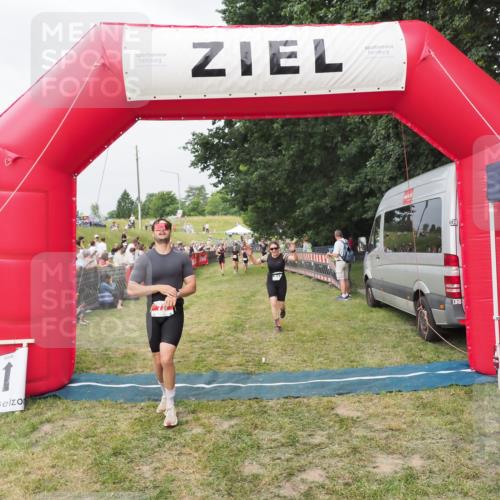 21.06.2025 - 27. Vierlanden-Triathlon MichiJ http://msf.ph/oto/8034342 15.06.2026 12:57:54 Ziel 75, 713, 976 meine-sportfotos.de