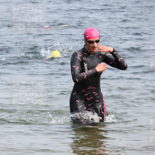 15.06.2025 - 27. Vierlanden-Triathlon Lena Gebhardt http://msf.ph/oto/8034345 15.06.2025 11:19:43 Schwimmen 895, 899, 915 meine-sportfotos.de