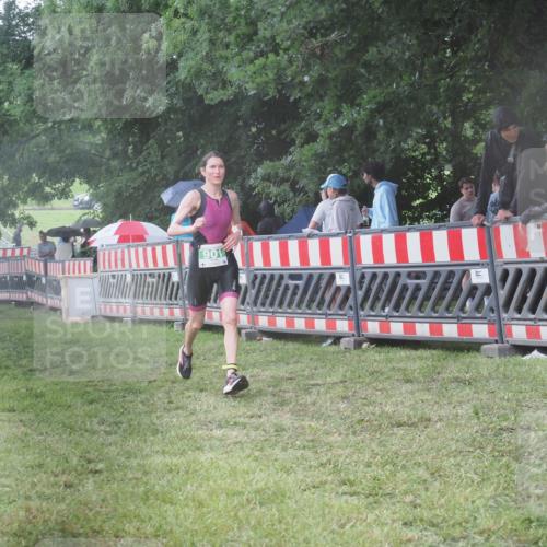 21.06.2025 - 27. Vierlanden-Triathlon KatJ http://msf.ph/oto/8034346 15.06.2025 13:48:24 Ziel 901 meine-sportfotos.de