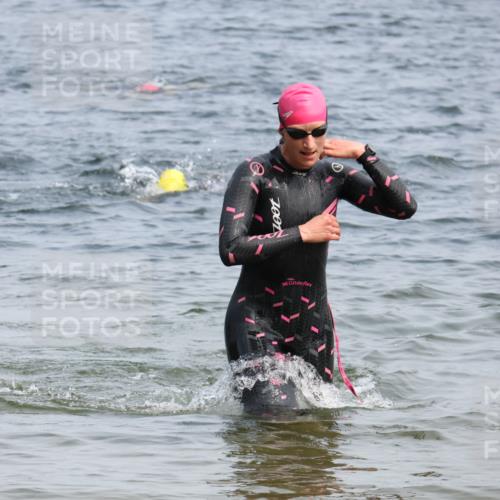 15.06.2025 - 27. Vierlanden-Triathlon Lena Gebhardt http://msf.ph/oto/8034348 15.06.2025 11:19:43 Schwimmen 895, 899, 915 meine-sportfotos.de