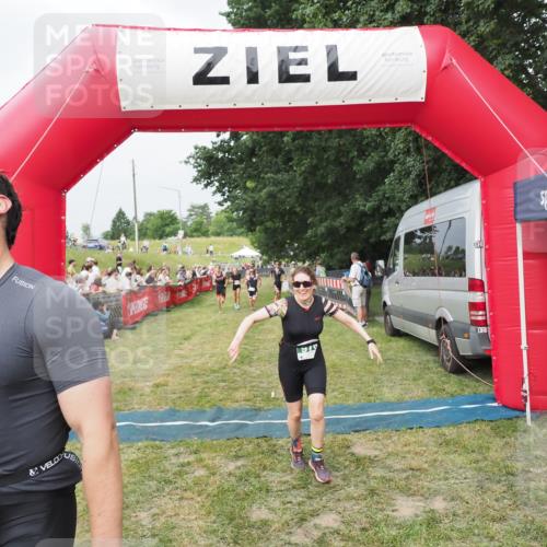 21.06.2025 - 27. Vierlanden-Triathlon MichiJ http://msf.ph/oto/8034349 15.06.2026 12:57:56 Ziel 75, 713, 976, 1019, 1020, 1022, 1023 meine-sportfotos.de