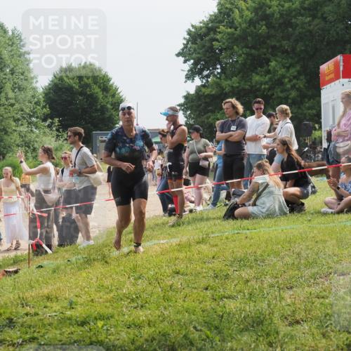 15.06.2025 - 27. Vierlanden-Triathlon KatJ http://msf.ph/oto/8034352 15.06.2025 11:18:22 Schwimmen 908, 933 meine-sportfotos.de