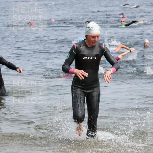 15.06.2025 - 27. Vierlanden-Triathlon Lena Gebhardt http://msf.ph/oto/8034353 15.06.2025 11:19:45 Schwimmen 899, 915 meine-sportfotos.de