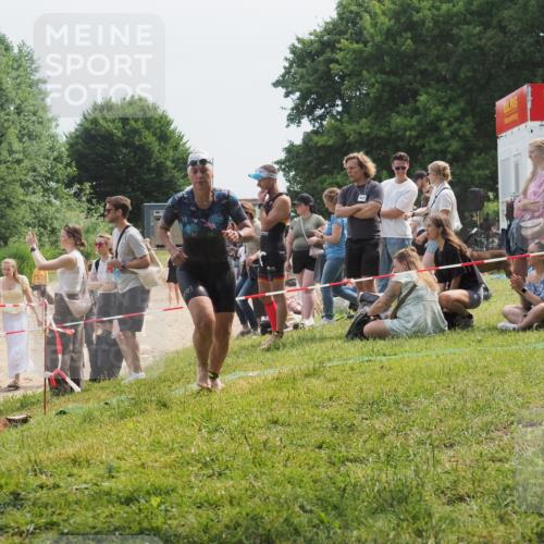 15.06.2025 - 27. Vierlanden-Triathlon KatJ http://msf.ph/oto/8034357 15.06.2025 11:18:22 Schwimmen 908, 933 meine-sportfotos.de