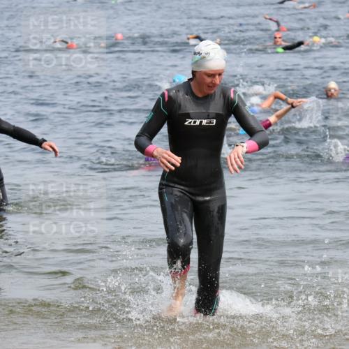 15.06.2025 - 27. Vierlanden-Triathlon Lena Gebhardt http://msf.ph/oto/8034358 15.06.2025 11:19:45 Schwimmen 899, 915 meine-sportfotos.de