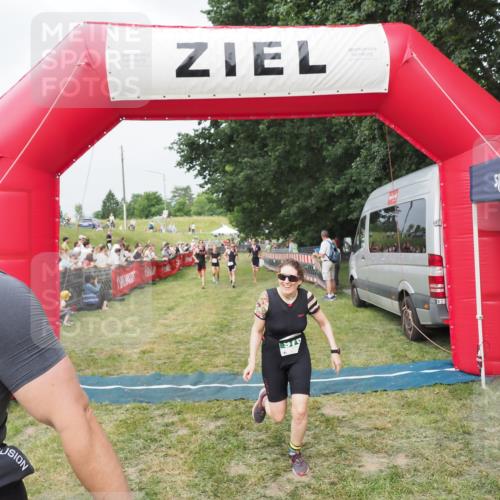 21.06.2025 - 27. Vierlanden-Triathlon MichiJ http://msf.ph/oto/8034359 15.06.2026 12:57:56 Ziel 75, 713, 976, 1019, 1020, 1022, 1023 meine-sportfotos.de