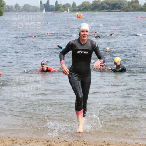 15.06.2025 - 27. Vierlanden-Triathlon Lena Gebhardt http://msf.ph/oto/8034360 15.06.2025 11:19:46 Schwimmen 899, 915 meine-sportfotos.de