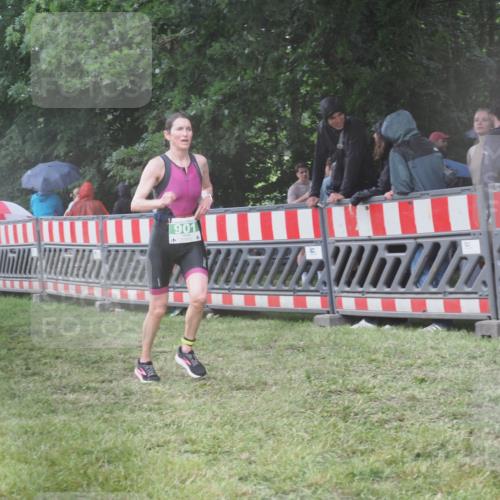 21.06.2025 - 27. Vierlanden-Triathlon KatJ http://msf.ph/oto/8034361 15.06.2025 13:48:24 Ziel 901 meine-sportfotos.de