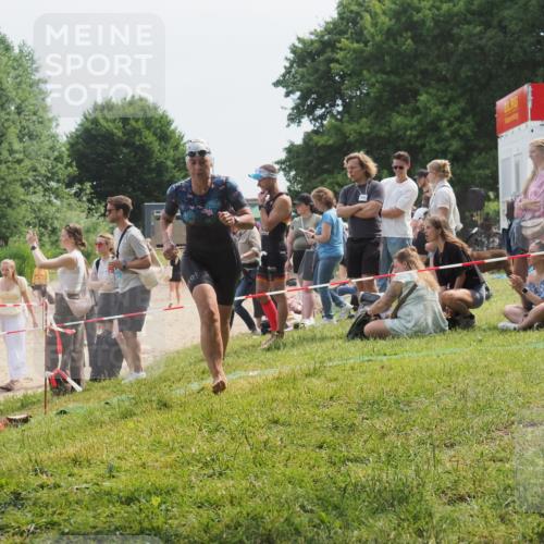 15.06.2025 - 27. Vierlanden-Triathlon KatJ http://msf.ph/oto/8034363 15.06.2025 11:18:22 Schwimmen 908, 933 meine-sportfotos.de