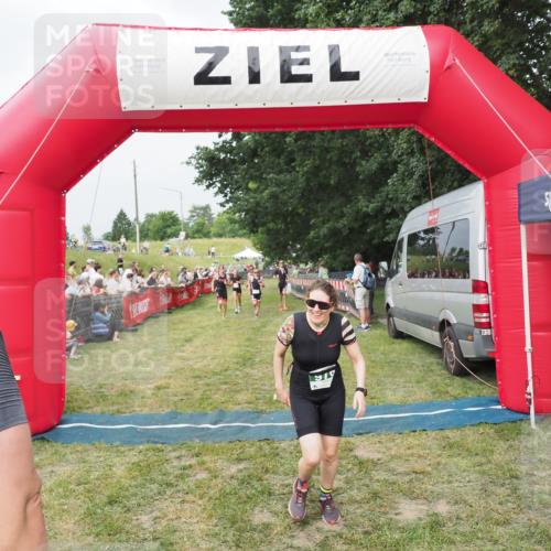 21.06.2025 - 27. Vierlanden-Triathlon MichiJ http://msf.ph/oto/8034364 15.06.2026 12:57:56 Ziel 75, 713, 976, 1019, 1020, 1022, 1023 meine-sportfotos.de