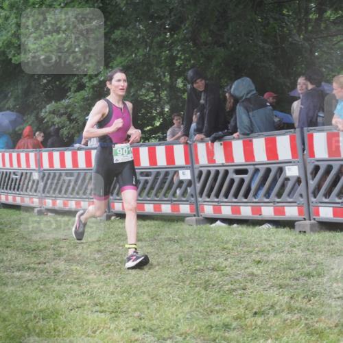 21.06.2025 - 27. Vierlanden-Triathlon KatJ http://msf.ph/oto/8034368 15.06.2025 13:48:24 Ziel 901 meine-sportfotos.de