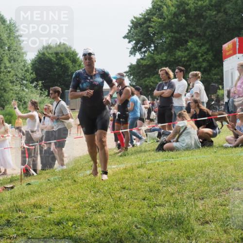 15.06.2025 - 27. Vierlanden-Triathlon KatJ http://msf.ph/oto/8034369 15.06.2025 11:18:22 Schwimmen 908, 933 meine-sportfotos.de
