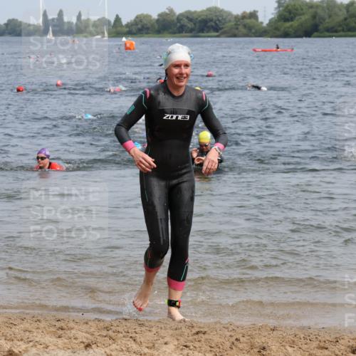 15.06.2025 - 27. Vierlanden-Triathlon Lena Gebhardt http://msf.ph/oto/8034370 15.06.2025 11:19:47 Schwimmen 899, 915 meine-sportfotos.de