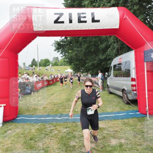 21.06.2025 - 27. Vierlanden-Triathlon MichiJ http://msf.ph/oto/8034371 15.06.2026 12:57:56 Ziel 75, 713, 976, 1019, 1020, 1022, 1023 meine-sportfotos.de