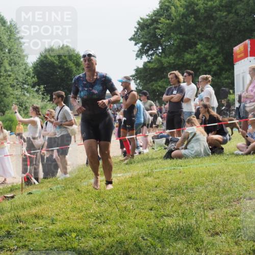 15.06.2025 - 27. Vierlanden-Triathlon KatJ http://msf.ph/oto/8034374 15.06.2025 11:18:22 Schwimmen 908, 933 meine-sportfotos.de
