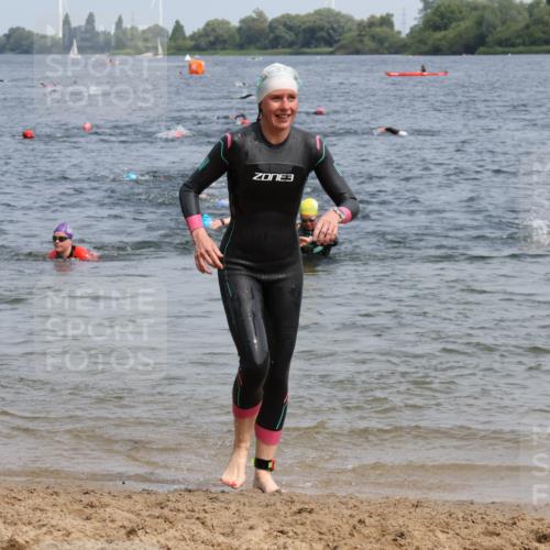 15.06.2025 - 27. Vierlanden-Triathlon Lena Gebhardt http://msf.ph/oto/8034375 15.06.2025 11:19:47 Schwimmen 899, 915 meine-sportfotos.de