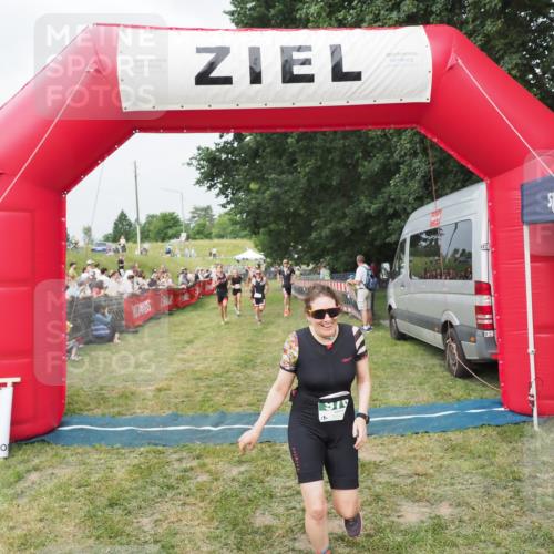 21.06.2025 - 27. Vierlanden-Triathlon MichiJ http://msf.ph/oto/8034376 15.06.2026 12:57:56 Ziel 75, 713, 976, 1019, 1020, 1022, 1023 meine-sportfotos.de