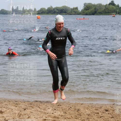 15.06.2025 - 27. Vierlanden-Triathlon Lena Gebhardt http://msf.ph/oto/8034377 15.06.2025 11:19:47 Schwimmen 899, 915 meine-sportfotos.de