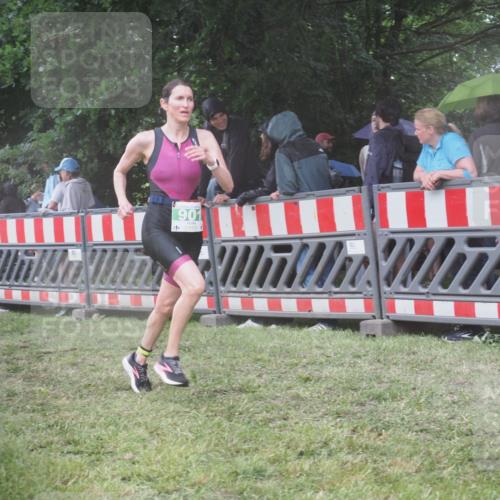 21.06.2025 - 27. Vierlanden-Triathlon KatJ http://msf.ph/oto/8034379 15.06.2025 13:48:25 Ziel 901 meine-sportfotos.de