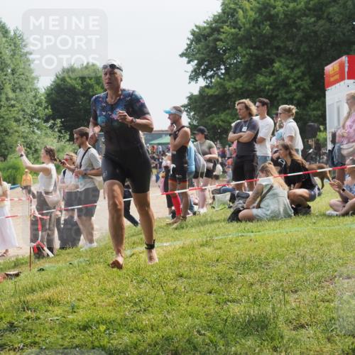 15.06.2025 - 27. Vierlanden-Triathlon KatJ http://msf.ph/oto/8034380 15.06.2025 11:18:23 Schwimmen 908, 933 meine-sportfotos.de