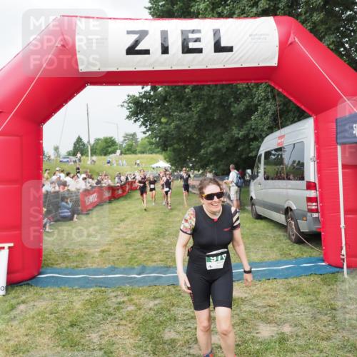 21.06.2025 - 27. Vierlanden-Triathlon MichiJ http://msf.ph/oto/8034381 15.06.2026 12:57:57 Ziel 75, 976, 1019, 1020, 1022, 1023 meine-sportfotos.de