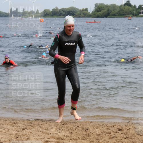 15.06.2025 - 27. Vierlanden-Triathlon Lena Gebhardt http://msf.ph/oto/8034383 15.06.2025 11:19:47 Schwimmen 899, 915 meine-sportfotos.de