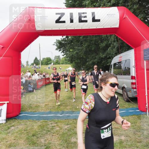 21.06.2025 - 27. Vierlanden-Triathlon MichiJ http://msf.ph/oto/8034384 15.06.2026 12:57:58 Ziel 75, 976, 1019, 1020, 1022, 1023 meine-sportfotos.de