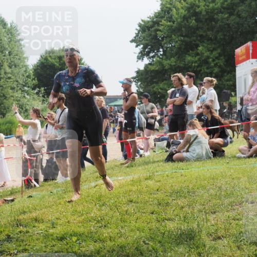 15.06.2025 - 27. Vierlanden-Triathlon KatJ http://msf.ph/oto/8034386 15.06.2025 11:18:23 Schwimmen 908, 933 meine-sportfotos.de