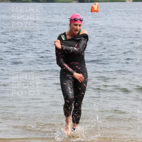 15.06.2025 - 27. Vierlanden-Triathlon Lena Gebhardt http://msf.ph/oto/8034388 15.06.2025 11:19:48 Schwimmen 899, 915 meine-sportfotos.de