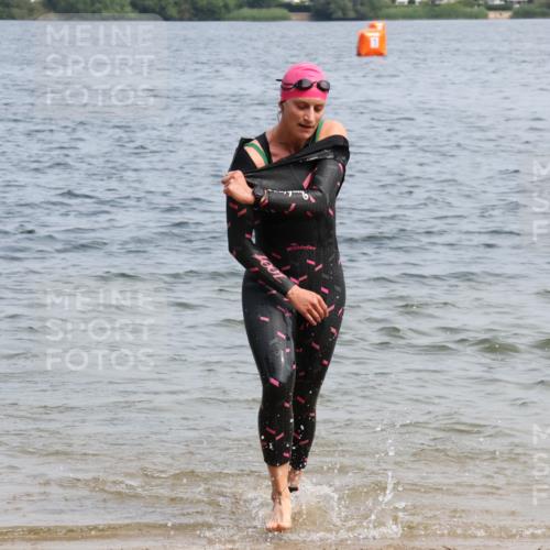 15.06.2025 - 27. Vierlanden-Triathlon Lena Gebhardt http://msf.ph/oto/8034390 15.06.2025 11:19:48 Schwimmen 899, 915 meine-sportfotos.de