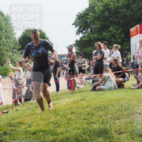 15.06.2025 - 27. Vierlanden-Triathlon KatJ http://msf.ph/oto/8034393 15.06.2025 11:18:23 Schwimmen 908, 933 meine-sportfotos.de