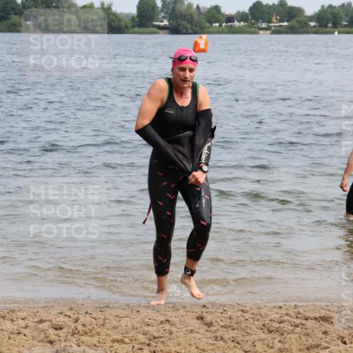15.06.2025 - 27. Vierlanden-Triathlon Lena Gebhardt http://msf.ph/oto/8034395 15.06.2025 11:19:49 Schwimmen 899, 915, 964 meine-sportfotos.de