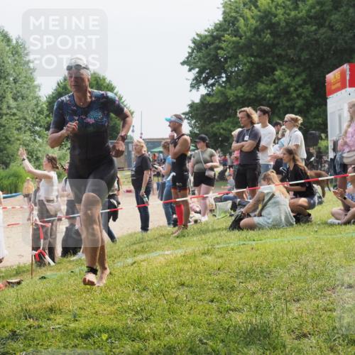 15.06.2025 - 27. Vierlanden-Triathlon KatJ http://msf.ph/oto/8034398 15.06.2025 11:18:23 Schwimmen 908, 933 meine-sportfotos.de